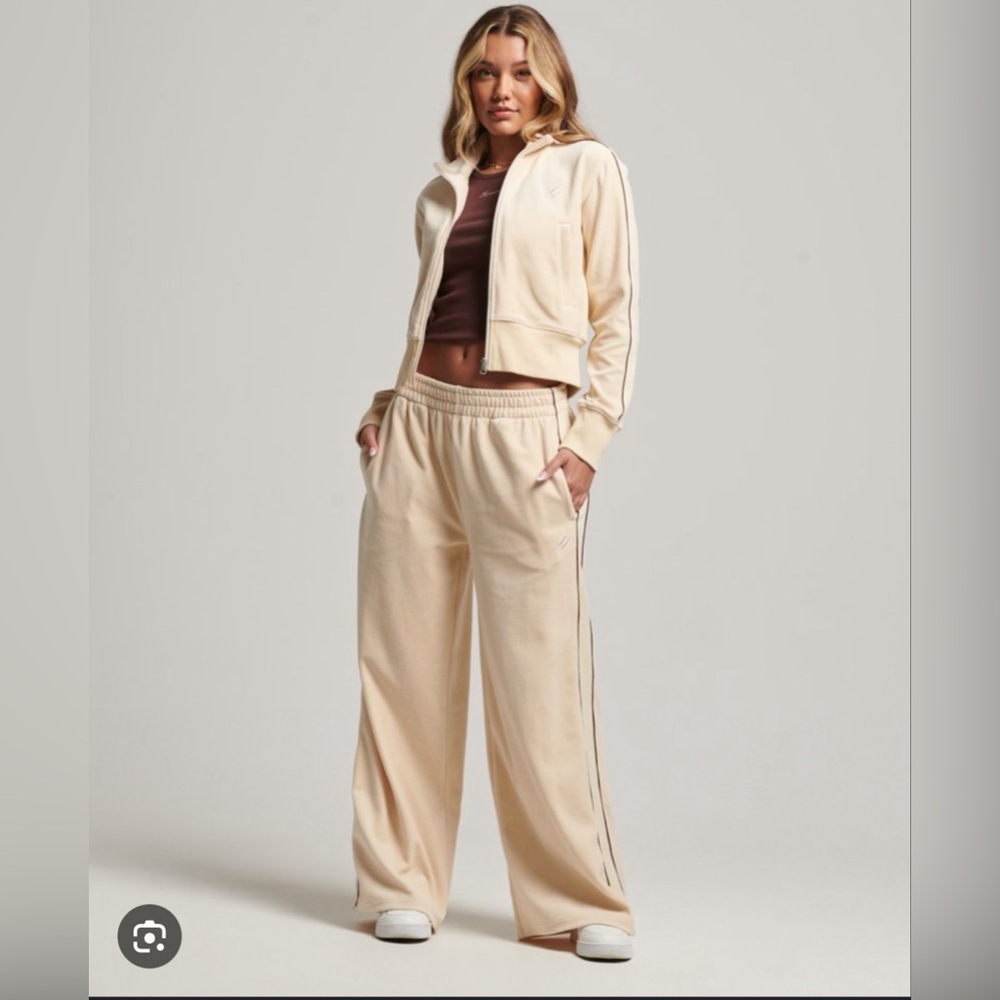 Superdry women’s XS. Tapioca color velour wide leg pant.